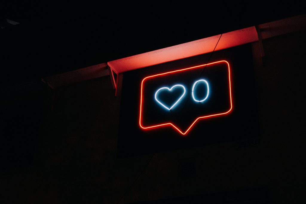 A neon sign showing a 0 and a heart.